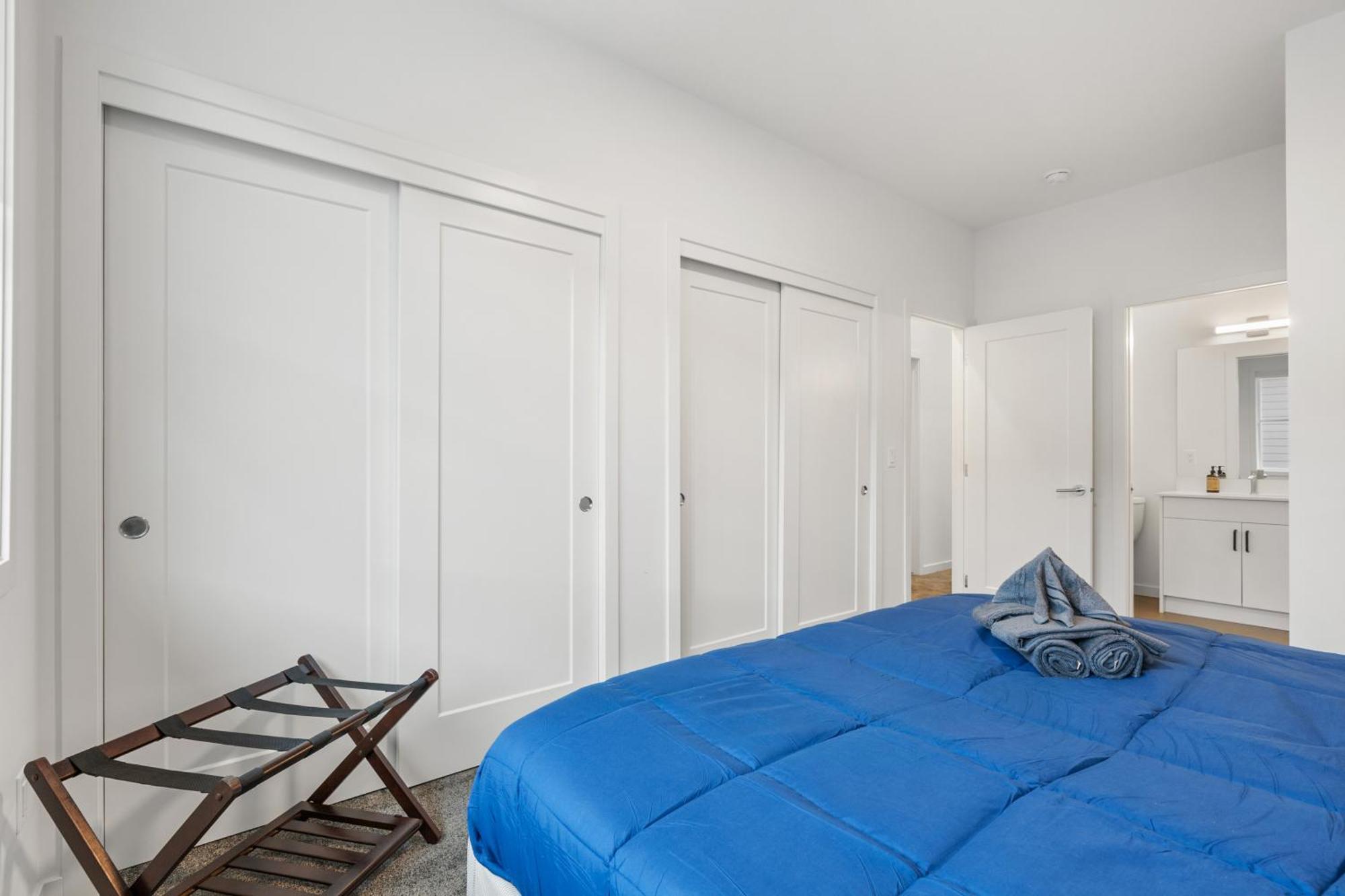 Holiday home Spacious 3-story Townhome With A 2-car Garage, Ac, King Bed, And A Great Location Near Banff Calgary