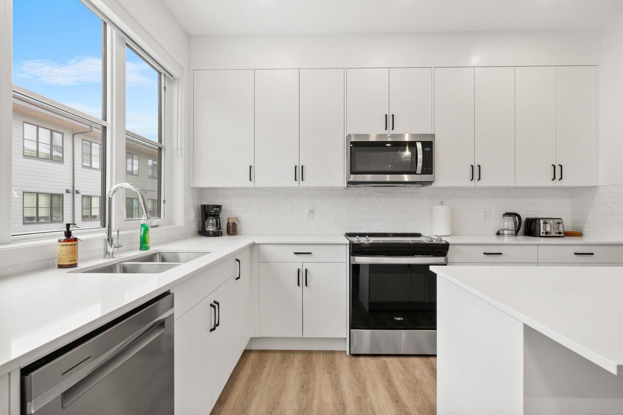 Spacious 3-story Townhome With A 2-car Garage, Ac, King Bed, And A Great Location Near Banff * Calgary