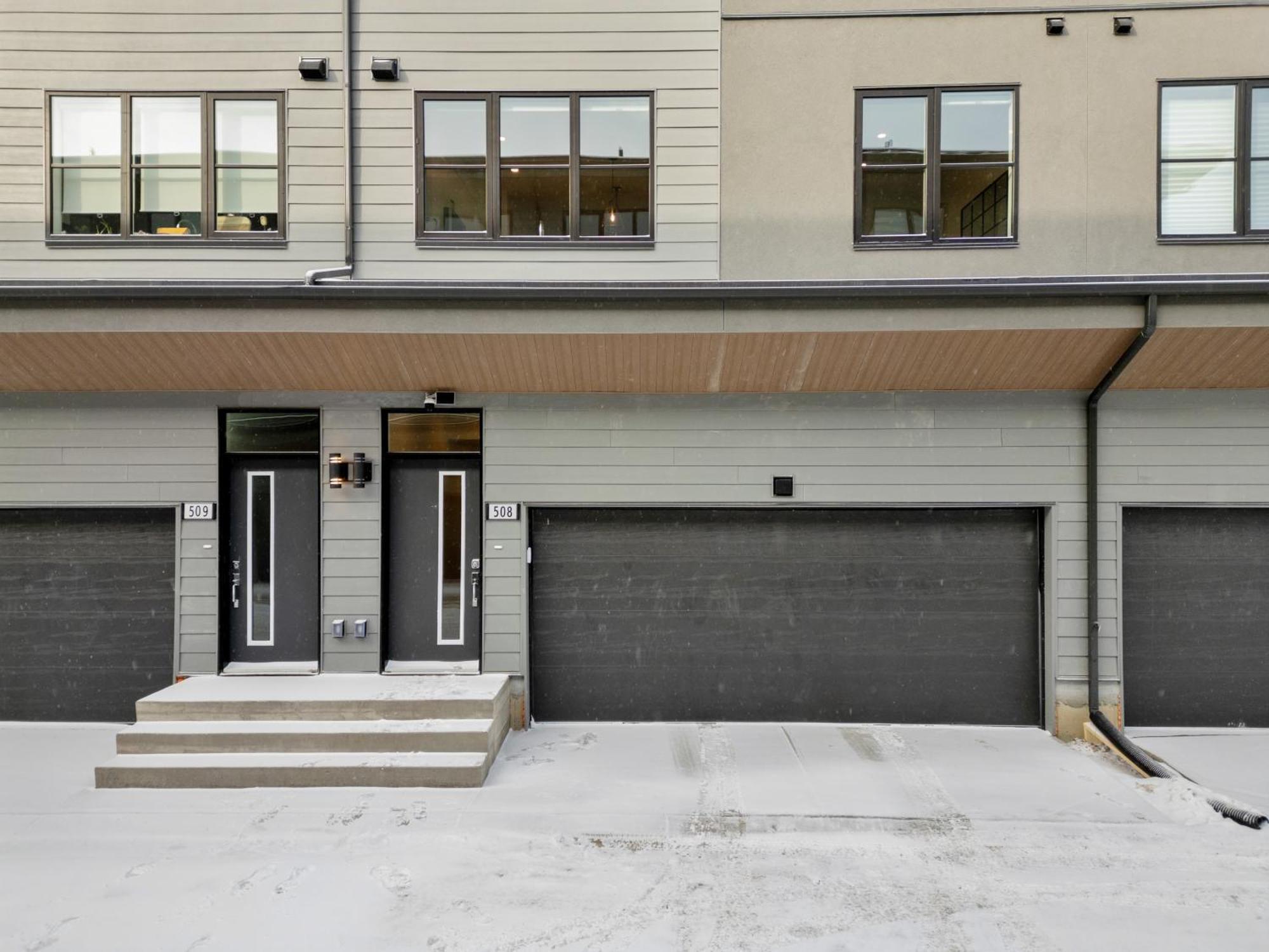 Holiday home Spacious 3-story Townhome With A 2-car Garage, Ac, King Bed, And A Great Location Near Banff