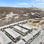 Spacious 3-Story Townhome With A 2-Car Garage, Ac, King Bed, And A Great Location Near Banff