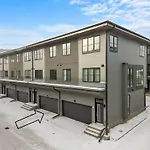 Spacious 3-Story Townhome With A 2-Car Garage, Ac, King Bed, And A Great Location Near Banff