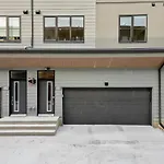 Spacious 3-Story Townhome With A 2-Car Garage, Ac, King Bed, And A Great Location Near Banff