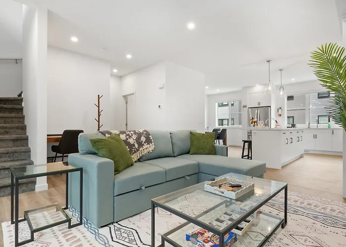 Spacious 3-Story Townhome With A 2-Car Garage, Ac, King Bed, And A Great Location Near Banff