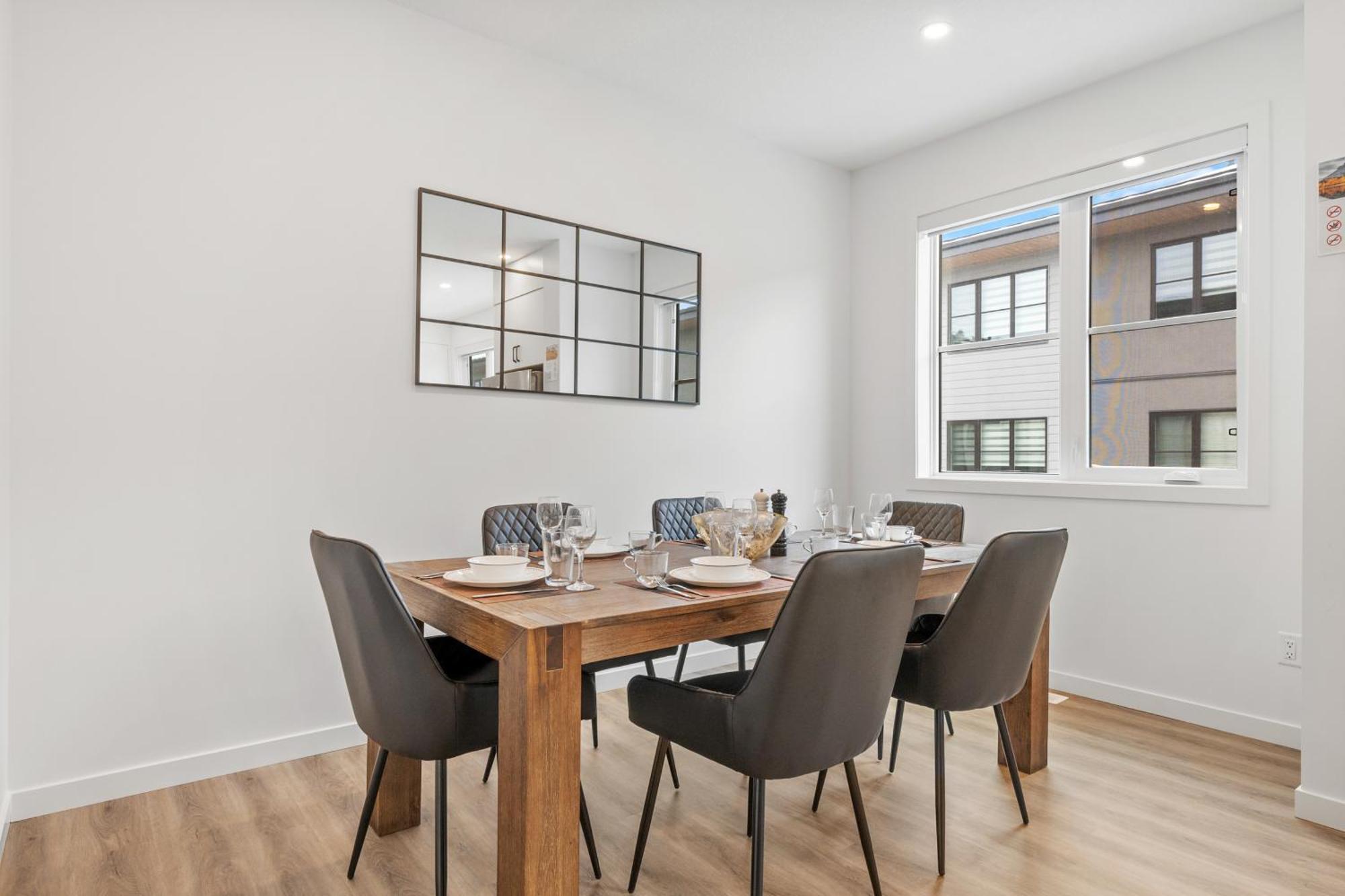 Spacious 3-story Townhome With A 2-car Garage, Ac, King Bed, And A Great Location Near Banff *