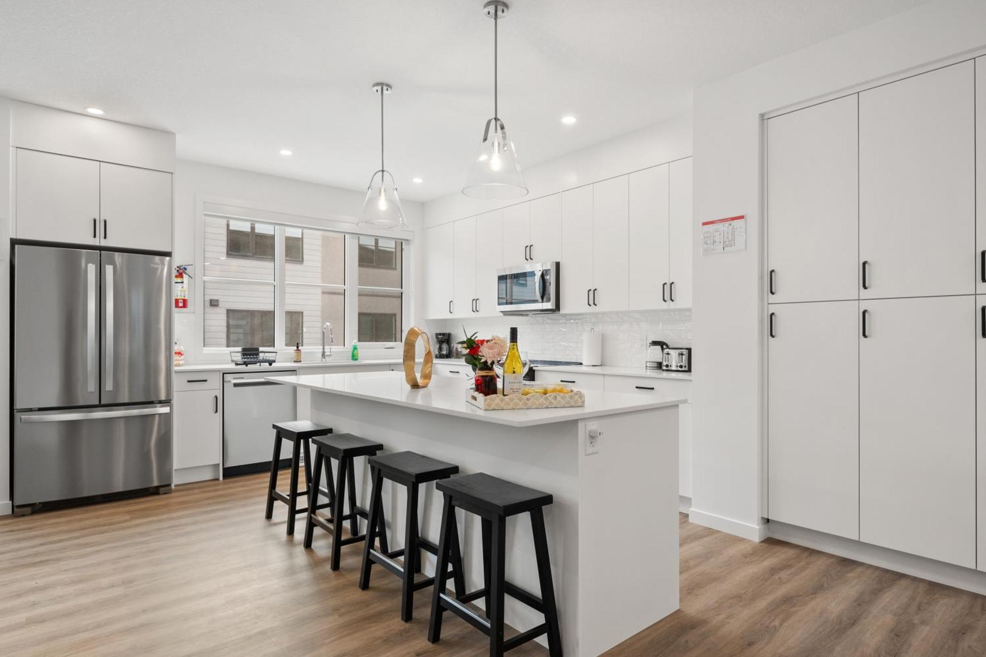 Spacious 3-story Townhome With A 2-car Garage, Ac, King Bed, And A Great Location Near Banff *