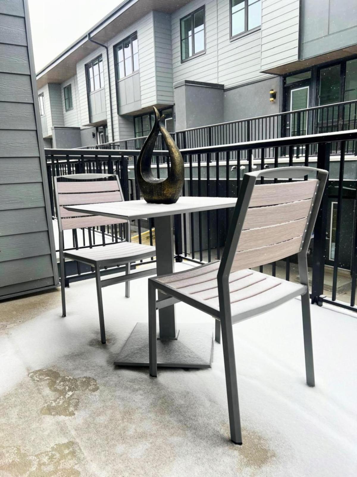 Spacious 3-story Townhome With A 2-car Garage, Ac, King Bed, And A Great Location Near Banff