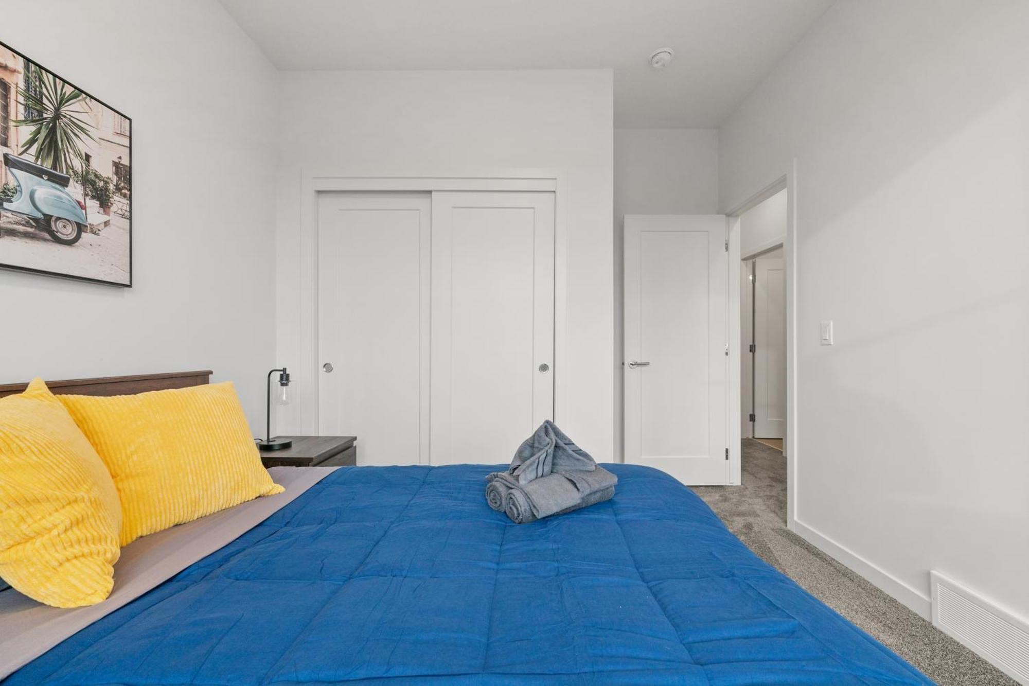 Spacious 3-story Townhome With A 2-car Garage, Ac, King Bed, And A Great Location Near Banff *