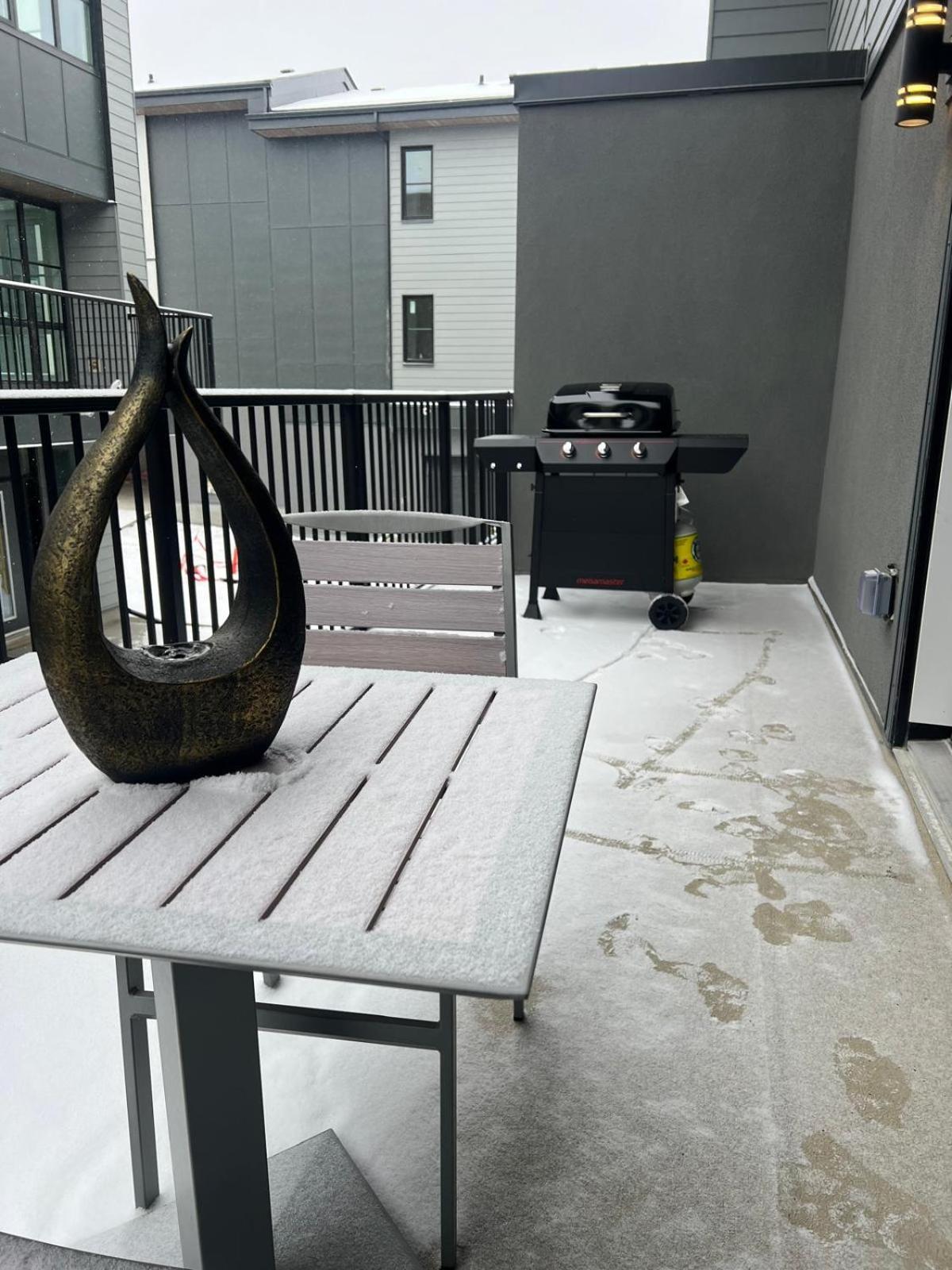 Spacious 3-story Townhome With A 2-car Garage, Ac, King Bed, And A Great Location Near Banff * Calgary
