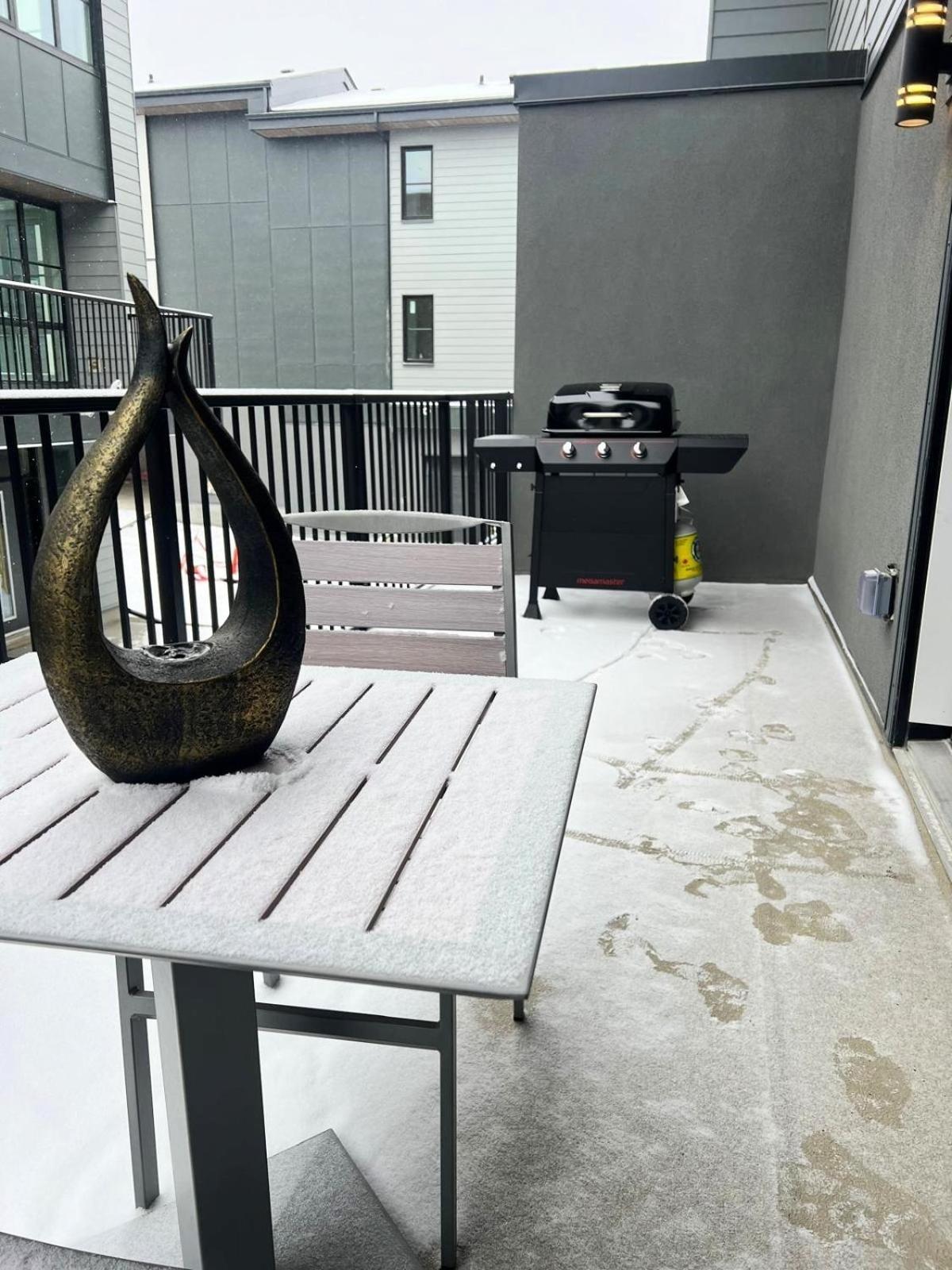 Spacious 3-story Townhome With A 2-car Garage, Ac, King Bed, And A Great Location Near Banff Holiday home