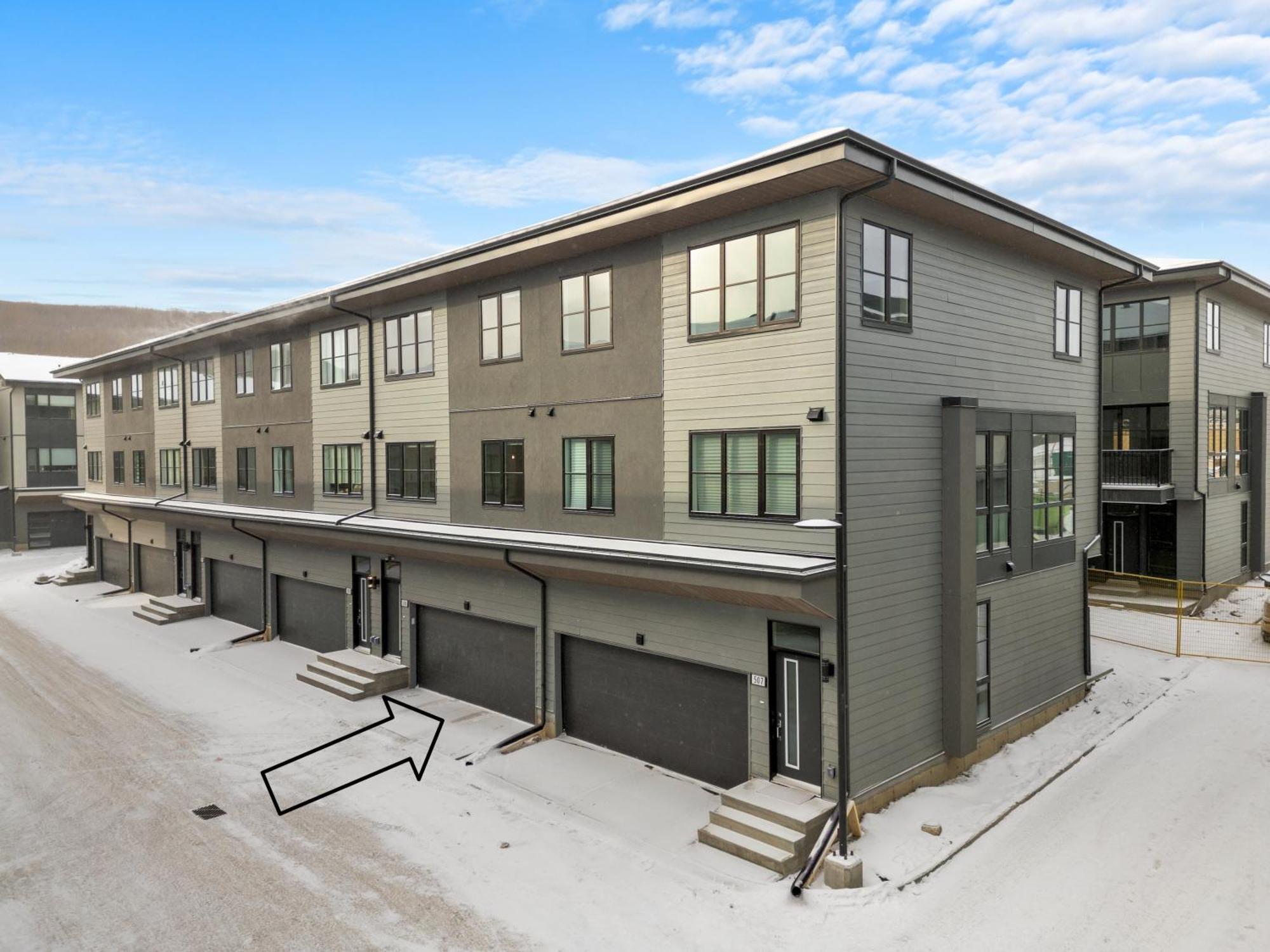 Holiday home Spacious 3-story Townhome With A 2-car Garage, Ac, King Bed, And A Great Location Near Banff