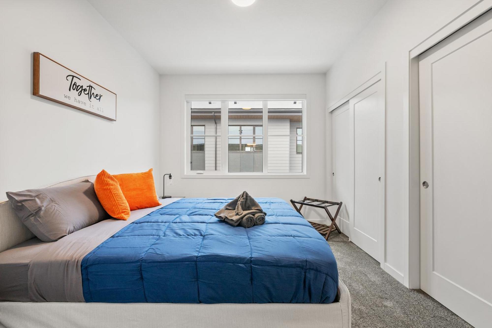 Spacious 3-story Townhome With A 2-car Garage, Ac, King Bed, And A Great Location Near Banff