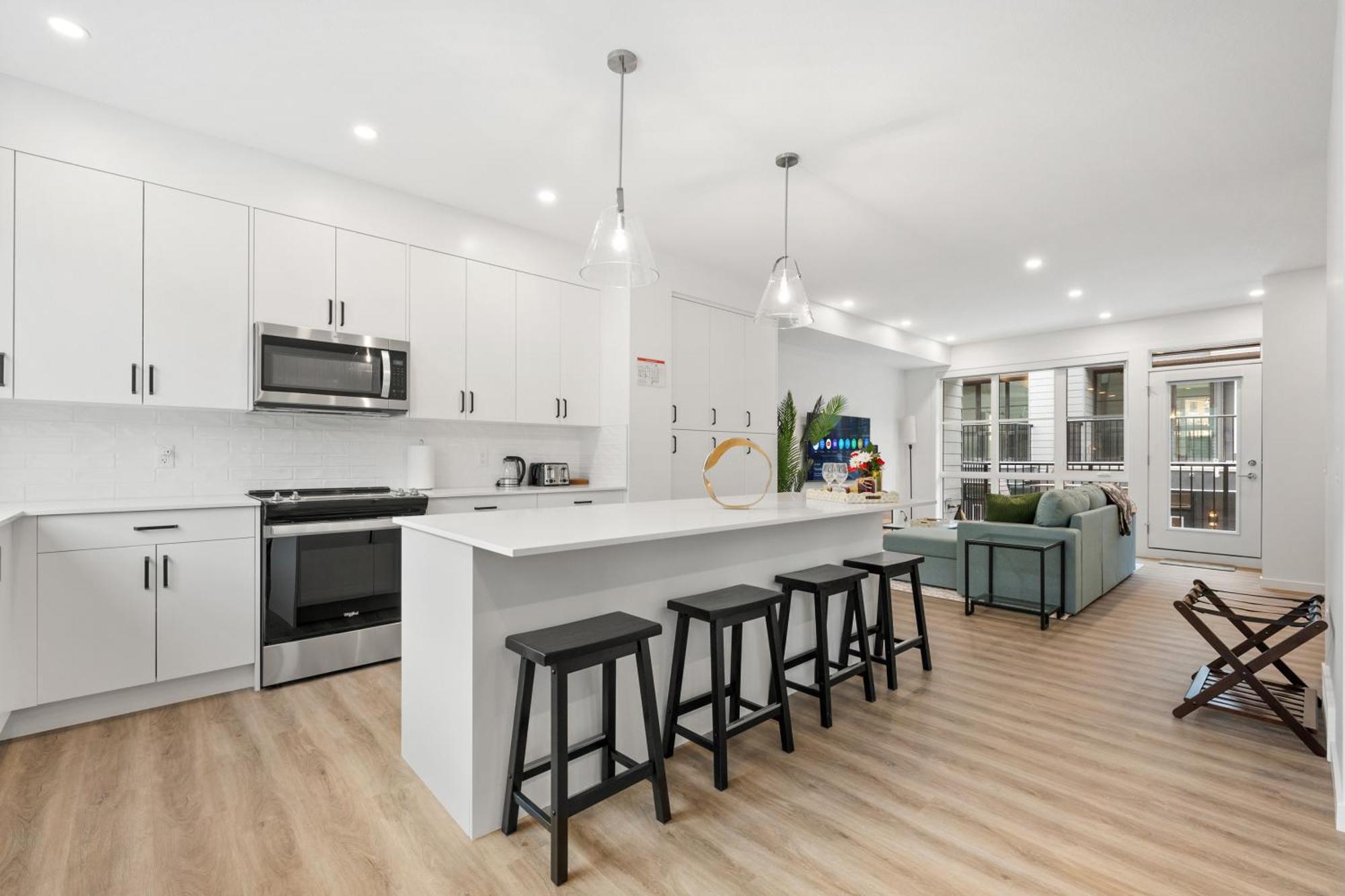 Holiday home Spacious 3-story Townhome With A 2-car Garage, Ac, King Bed, And A Great Location Near Banff