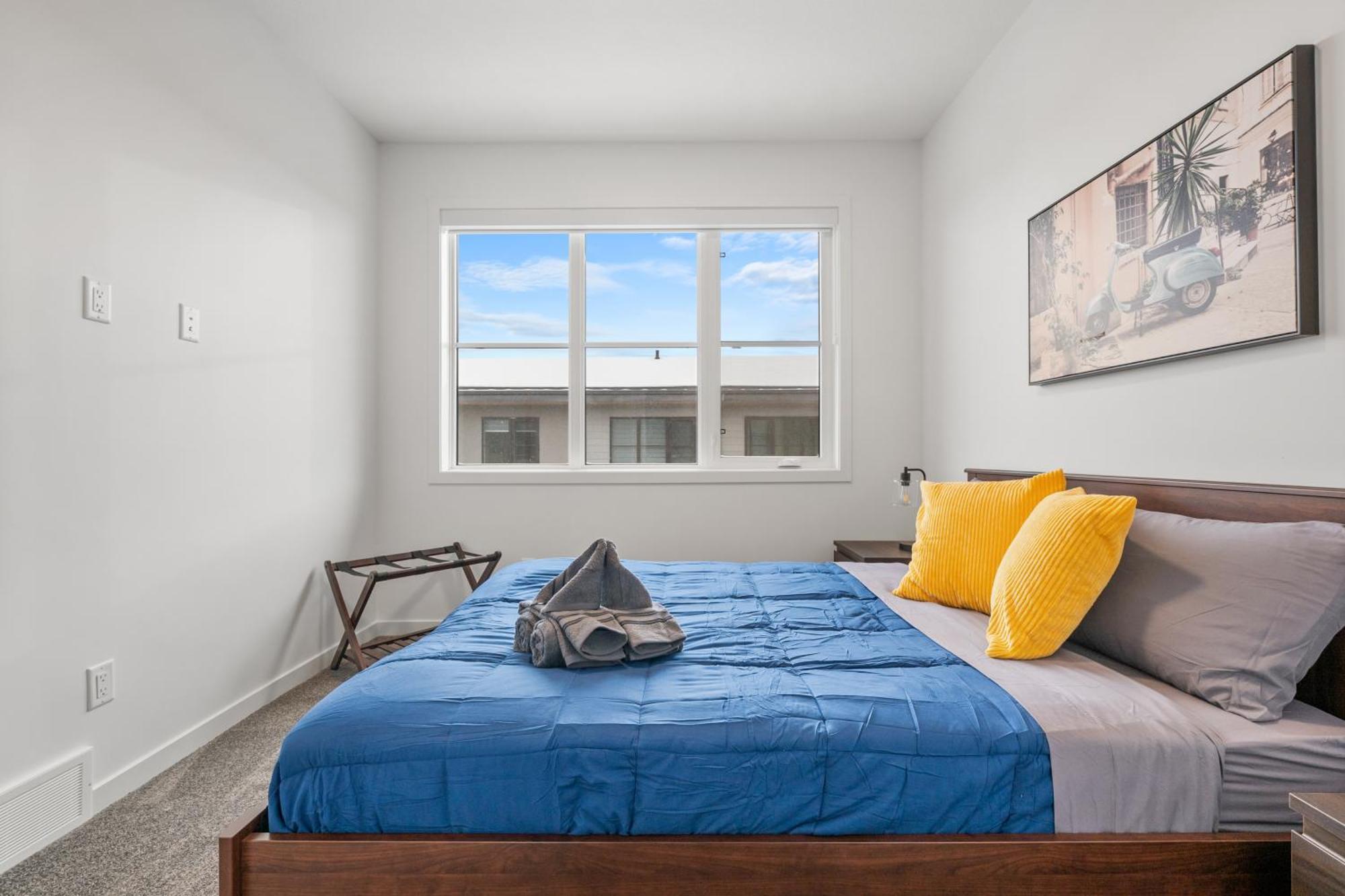 Spacious 3-story Townhome With A 2-car Garage, Ac, King Bed, And A Great Location Near Banff Holiday home Calgary