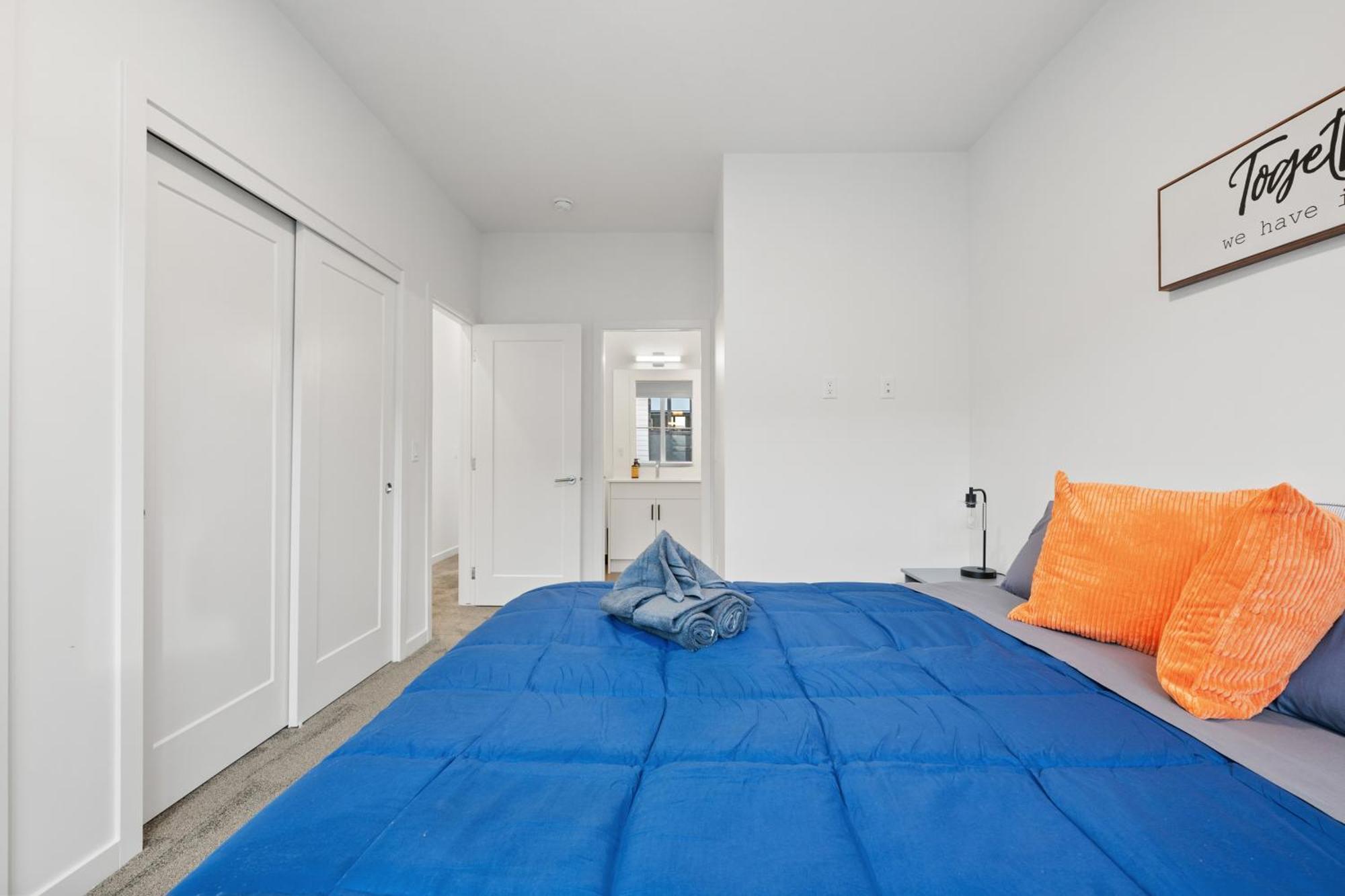 Spacious 3-story Townhome With A 2-car Garage, Ac, King Bed, And A Great Location Near Banff *