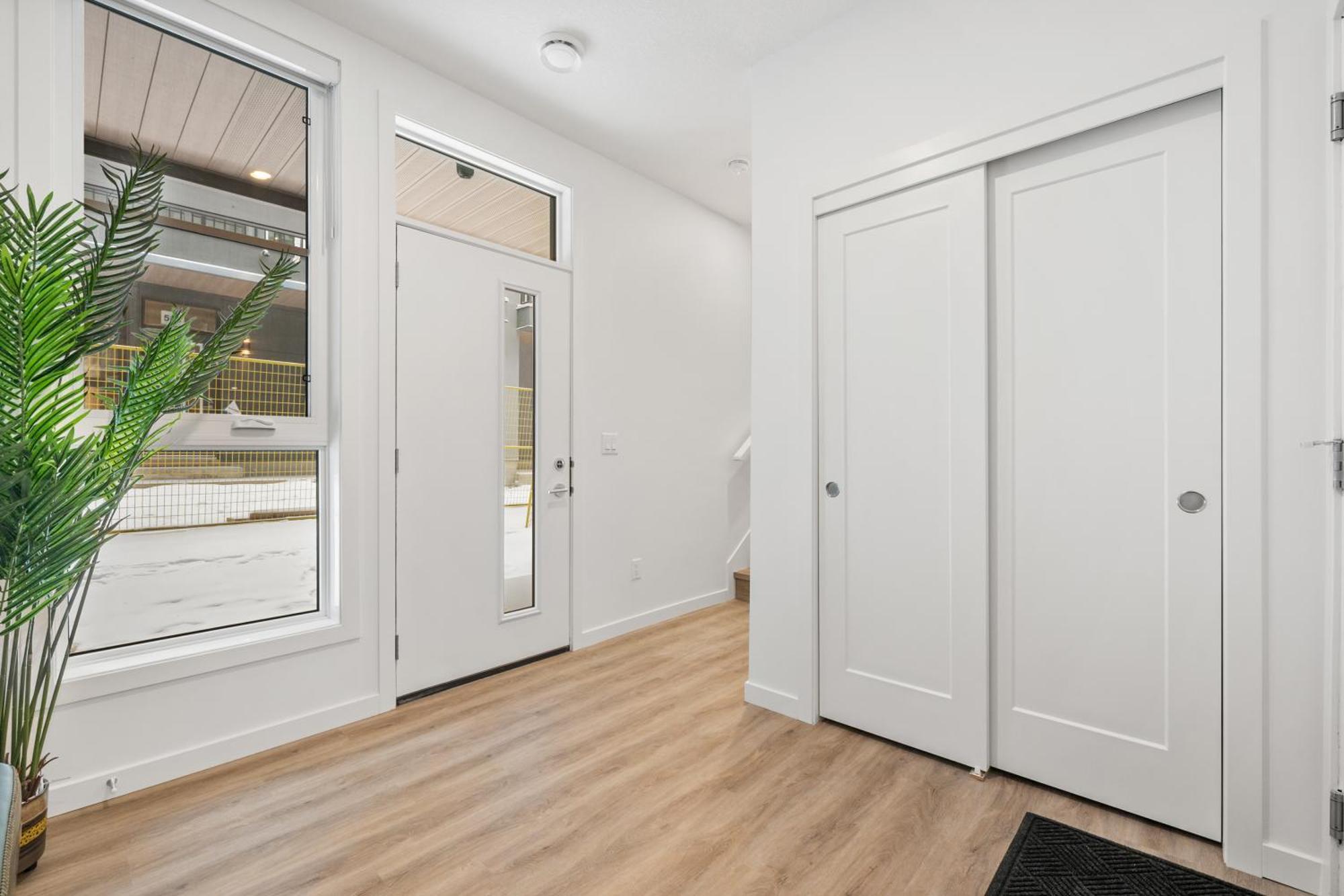 Spacious 3-story Townhome With A 2-car Garage, Ac, King Bed, And A Great Location Near Banff Calgary