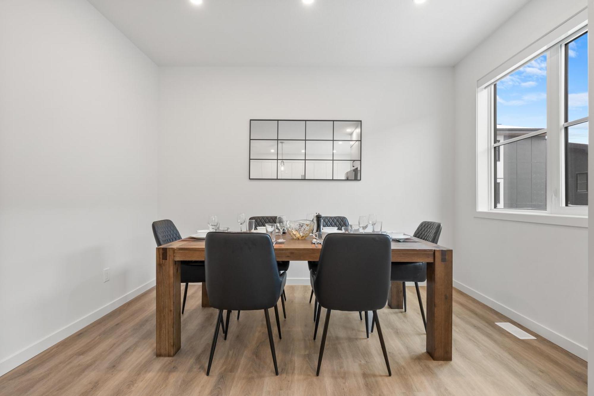 Holiday home Spacious 3-story Townhome With A 2-car Garage, Ac, King Bed, And A Great Location Near Banff