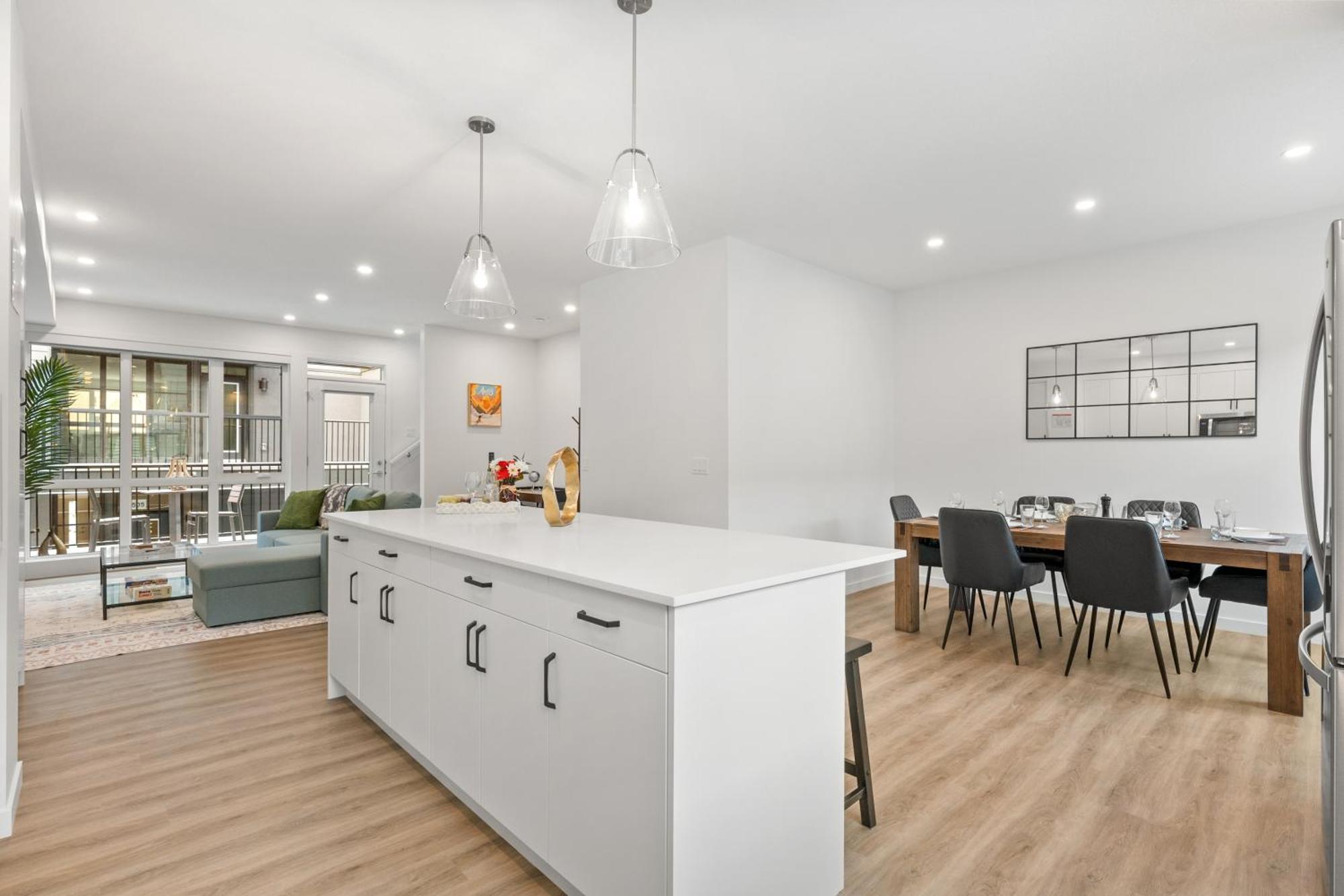 Spacious 3-story Townhome With A 2-car Garage, Ac, King Bed, And A Great Location Near Banff Holiday home *