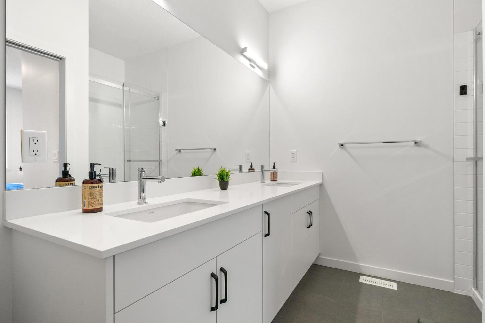 Holiday home Spacious 3-story Townhome With A 2-car Garage, Ac, King Bed, And A Great Location Near Banff *