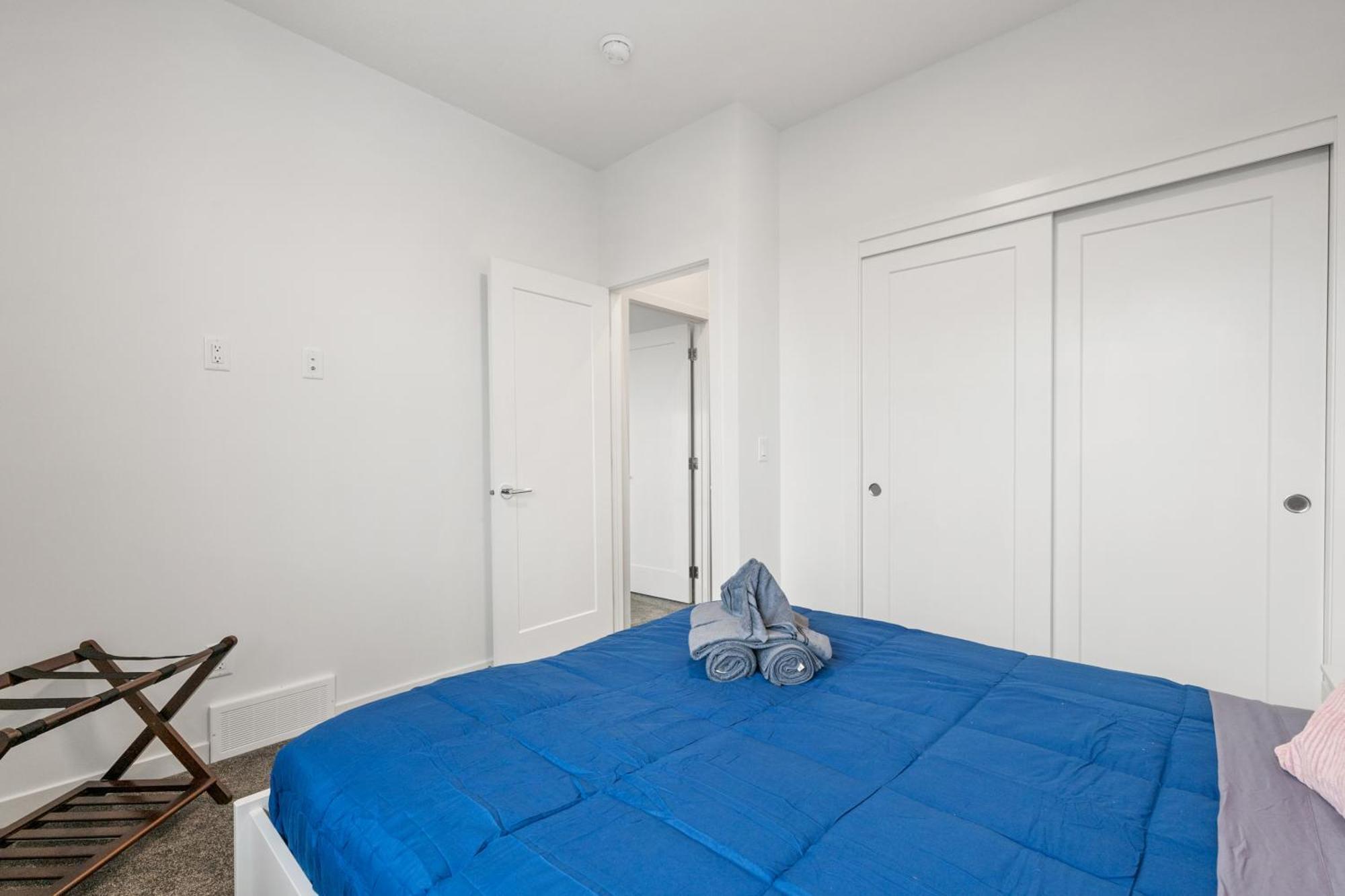 Holiday home Spacious 3-story Townhome With A 2-car Garage, Ac, King Bed, And A Great Location Near Banff Calgary