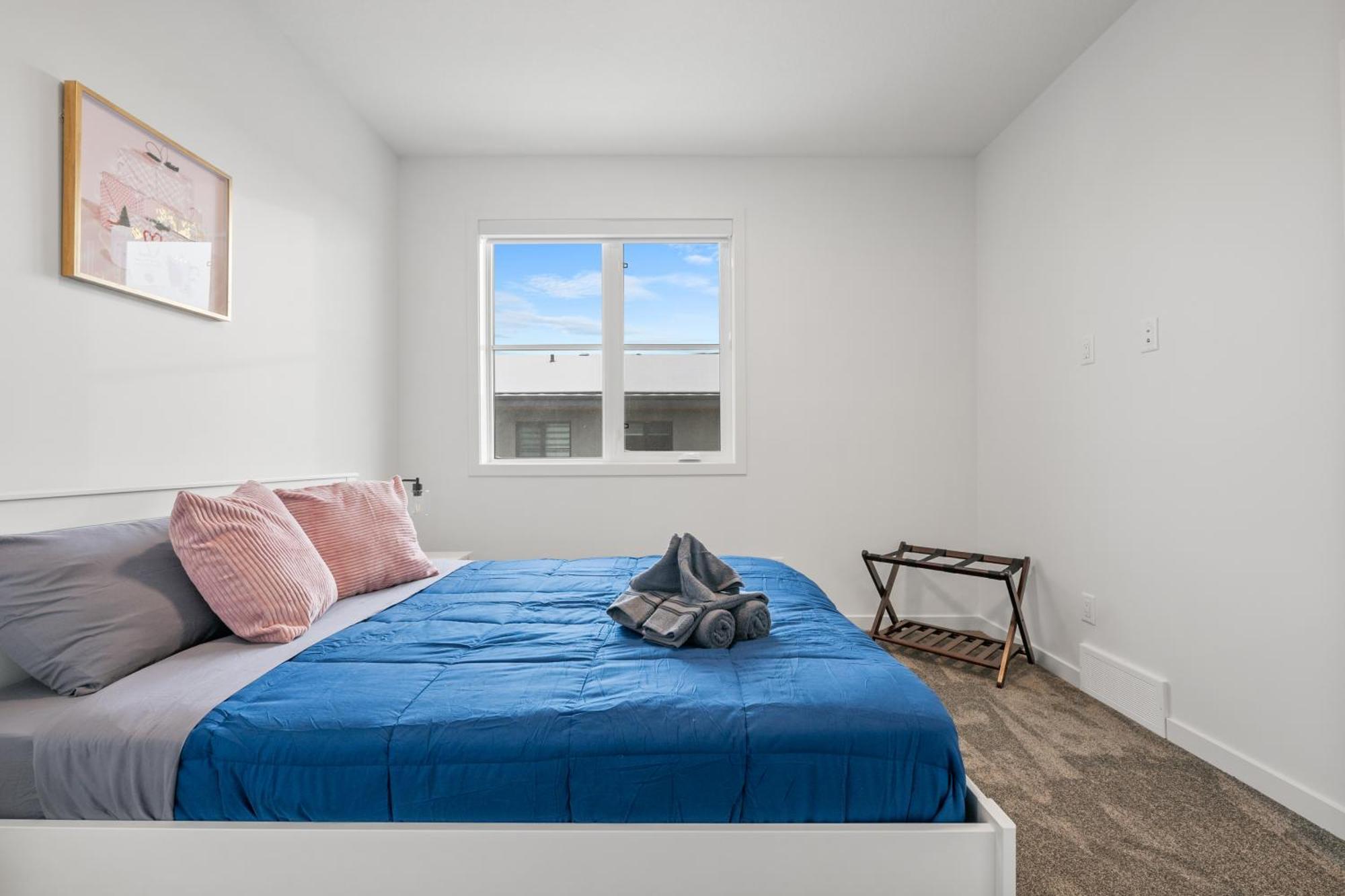 Spacious 3-story Townhome With A 2-car Garage, Ac, King Bed, And A Great Location Near Banff Calgary