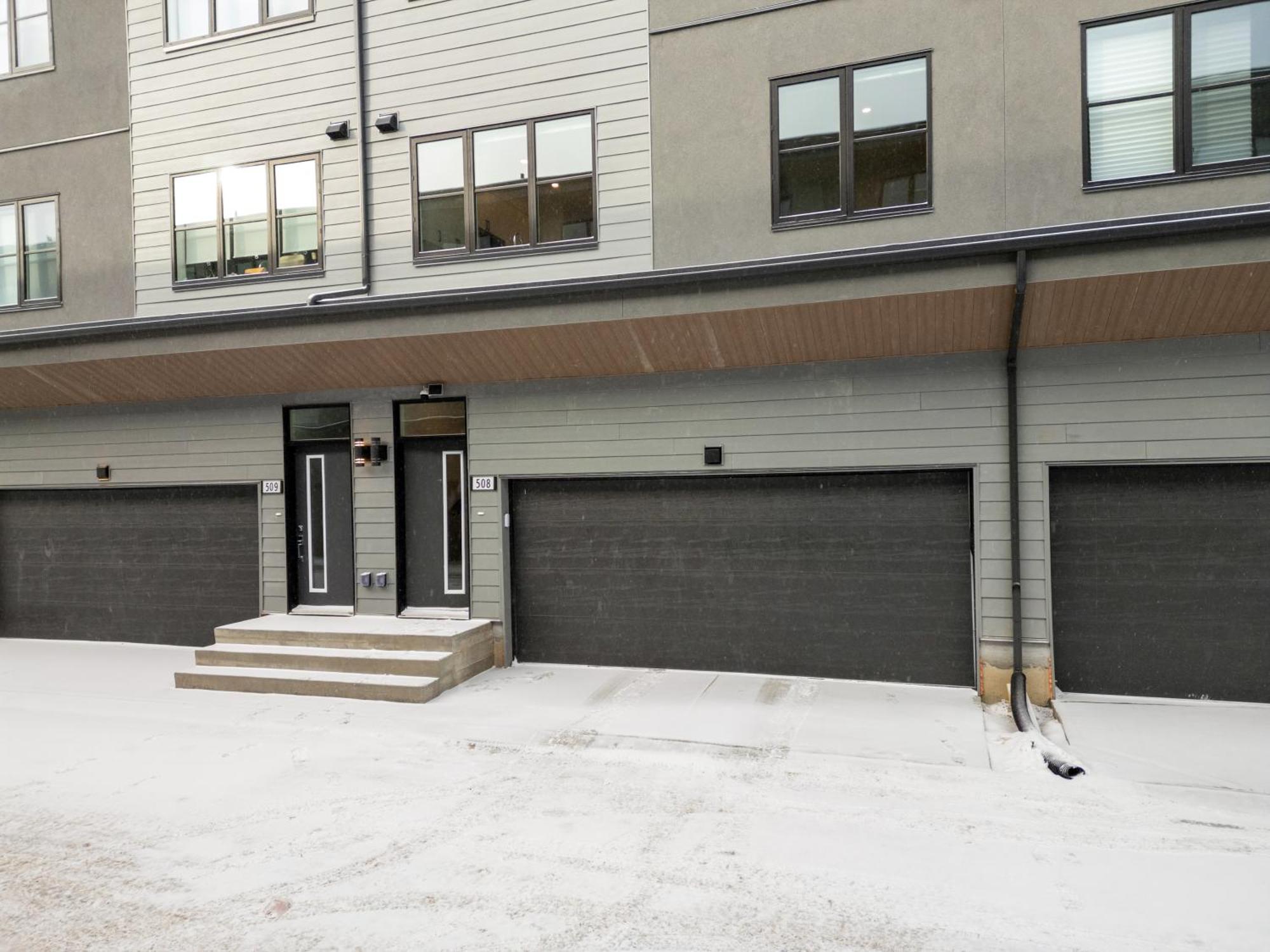 Spacious 3-story Townhome With A 2-car Garage, Ac, King Bed, And A Great Location Near Banff Calgary