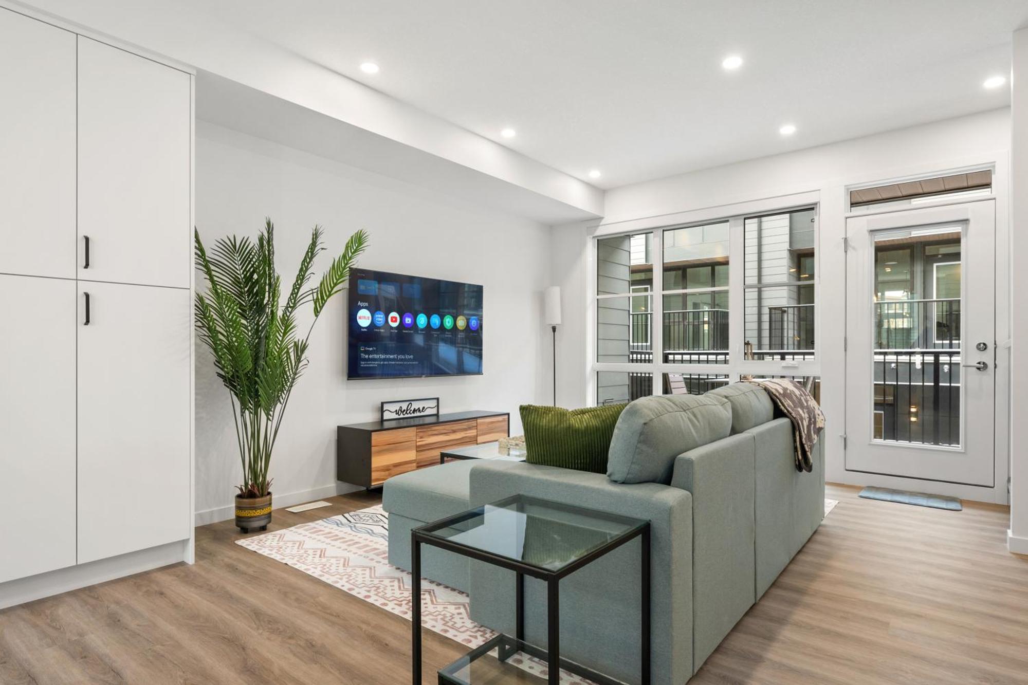 Spacious 3-story Townhome With A 2-car Garage, Ac, King Bed, And A Great Location Near Banff * Calgary