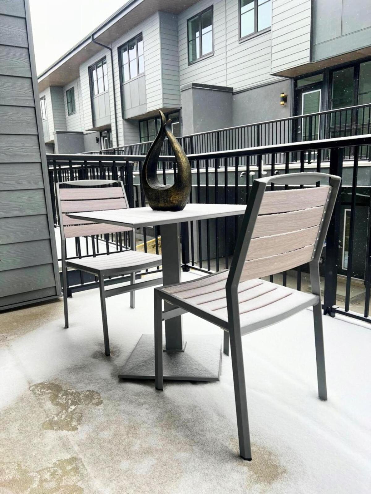 Spacious 3-story Townhome With A 2-car Garage, Ac, King Bed, And A Great Location Near Banff Calgary